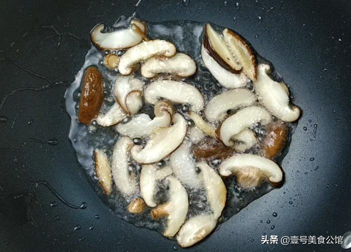 家常菜大厨教你做香菇土豆片,鲜香菇炒土豆片的家常做法