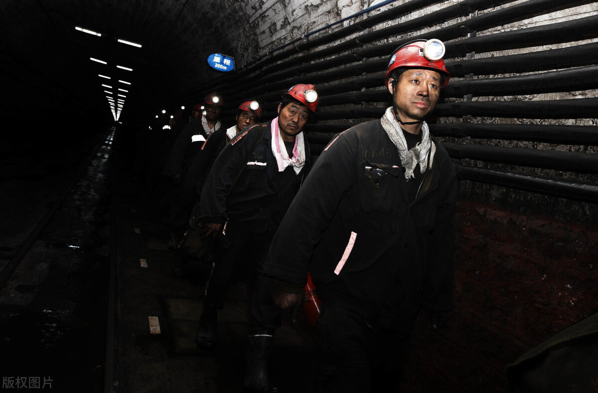 《微尘》:生命以痛吻我，还有谁在爱着我？