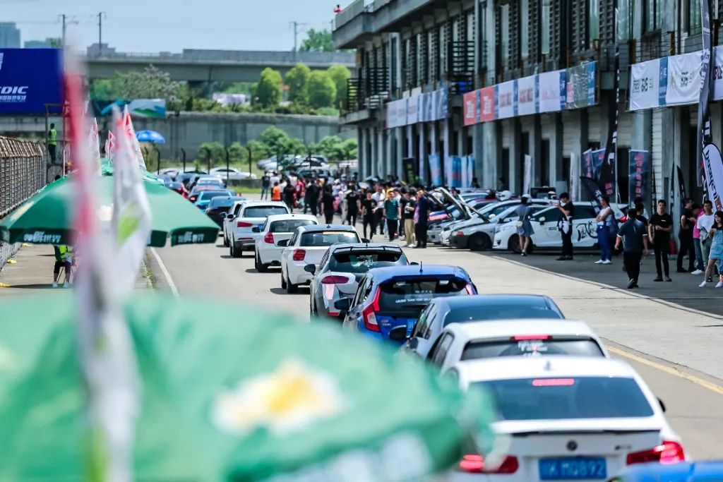 吉利西南最大赛道商业综合体,吉利投资35亿元