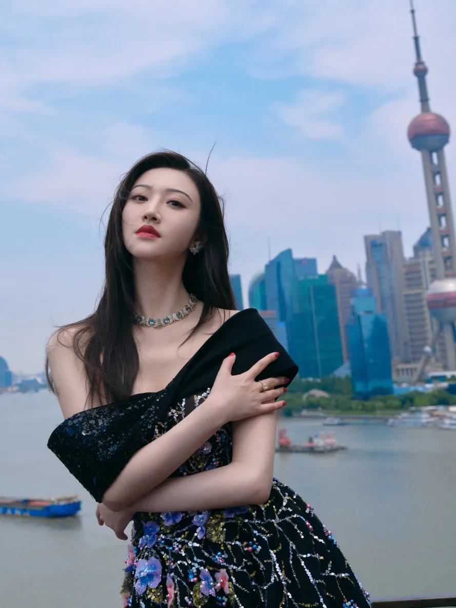 最新明星红毯珠宝,女明星红毯封神造型礼服