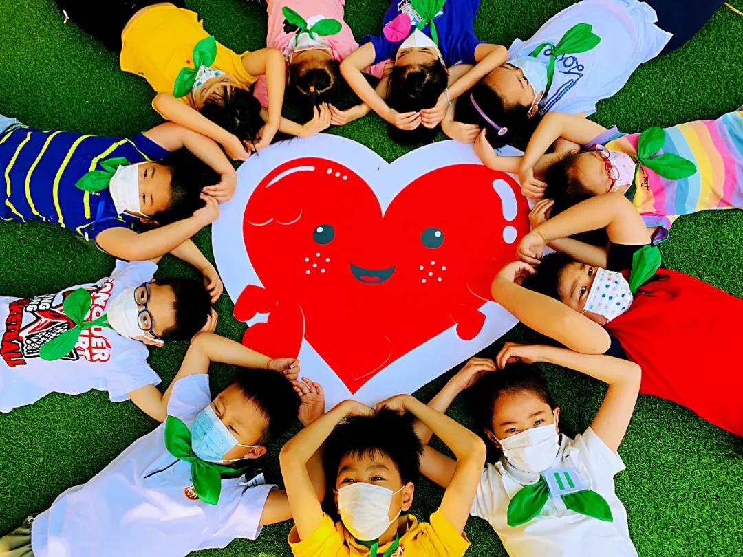 萌娃们终于复学啦！来看今天小学、幼儿园的现场图→