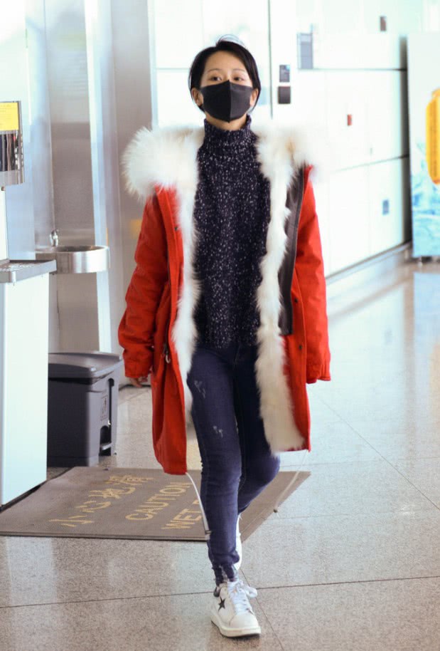 杨紫的鞋底沾上了“口香糖”，走路都不开心了，真想帮她抠下来！