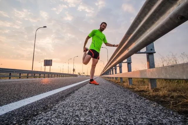 小臂拉伸细节,跳绳热身拉伸动作细节