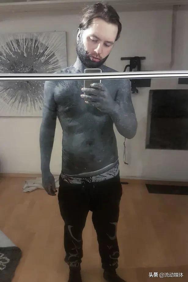 喜剧演员扮“超人”用手拦汽车,表演失败撞到踉跄丨趣观世界