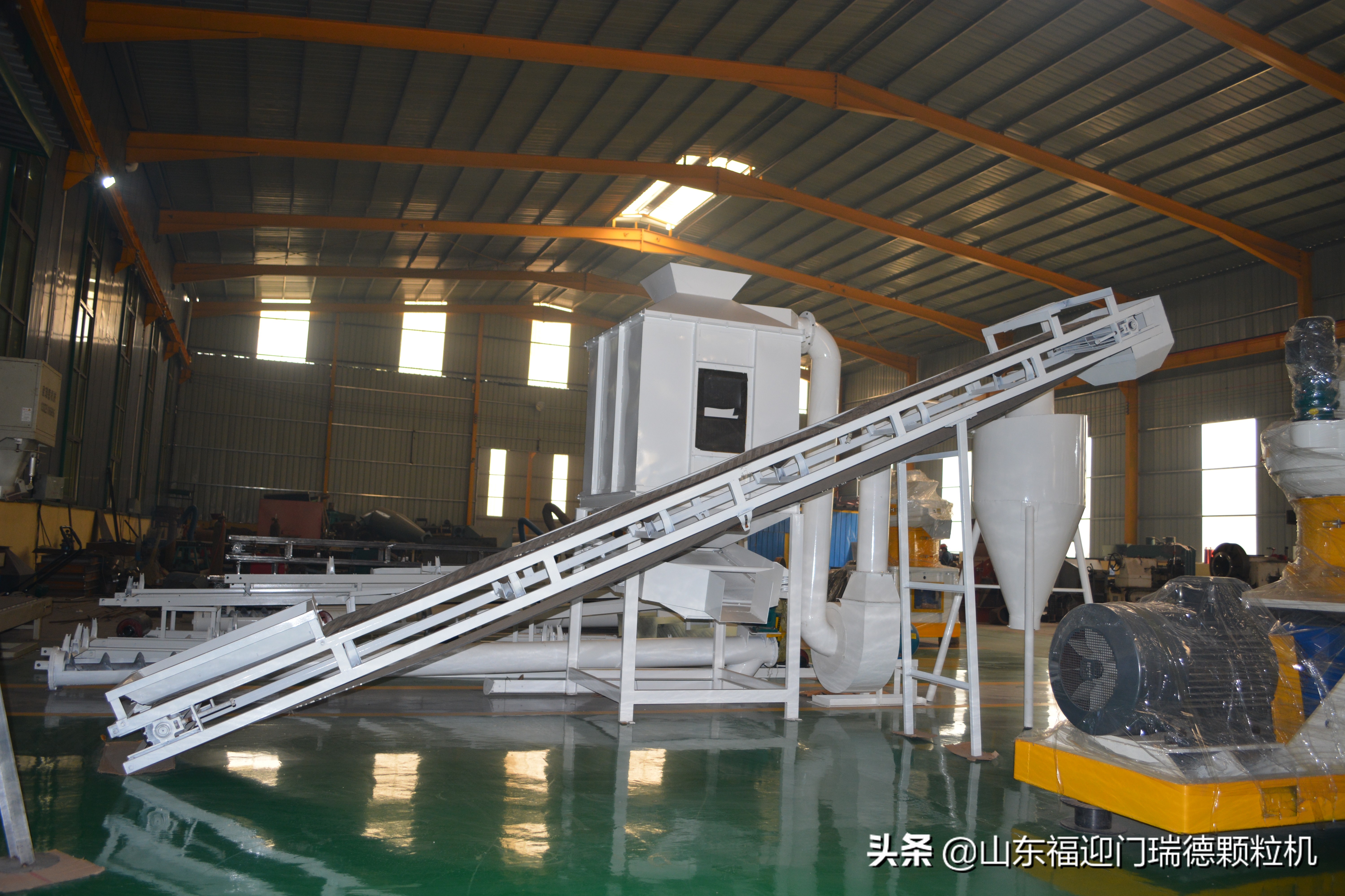 110千瓦生物质颗粒机,自走式捡拾生物质颗粒机