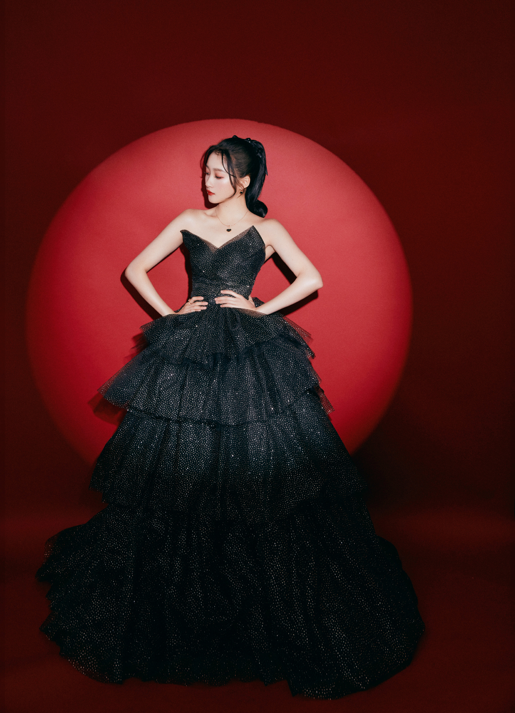 关晓彤穿裙子套裤子走红毯,22岁关晓彤露脐装