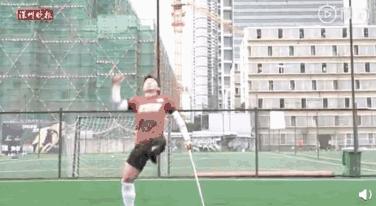 95后独腿小伙练足球用坏57副拐杖,励志神奇小子