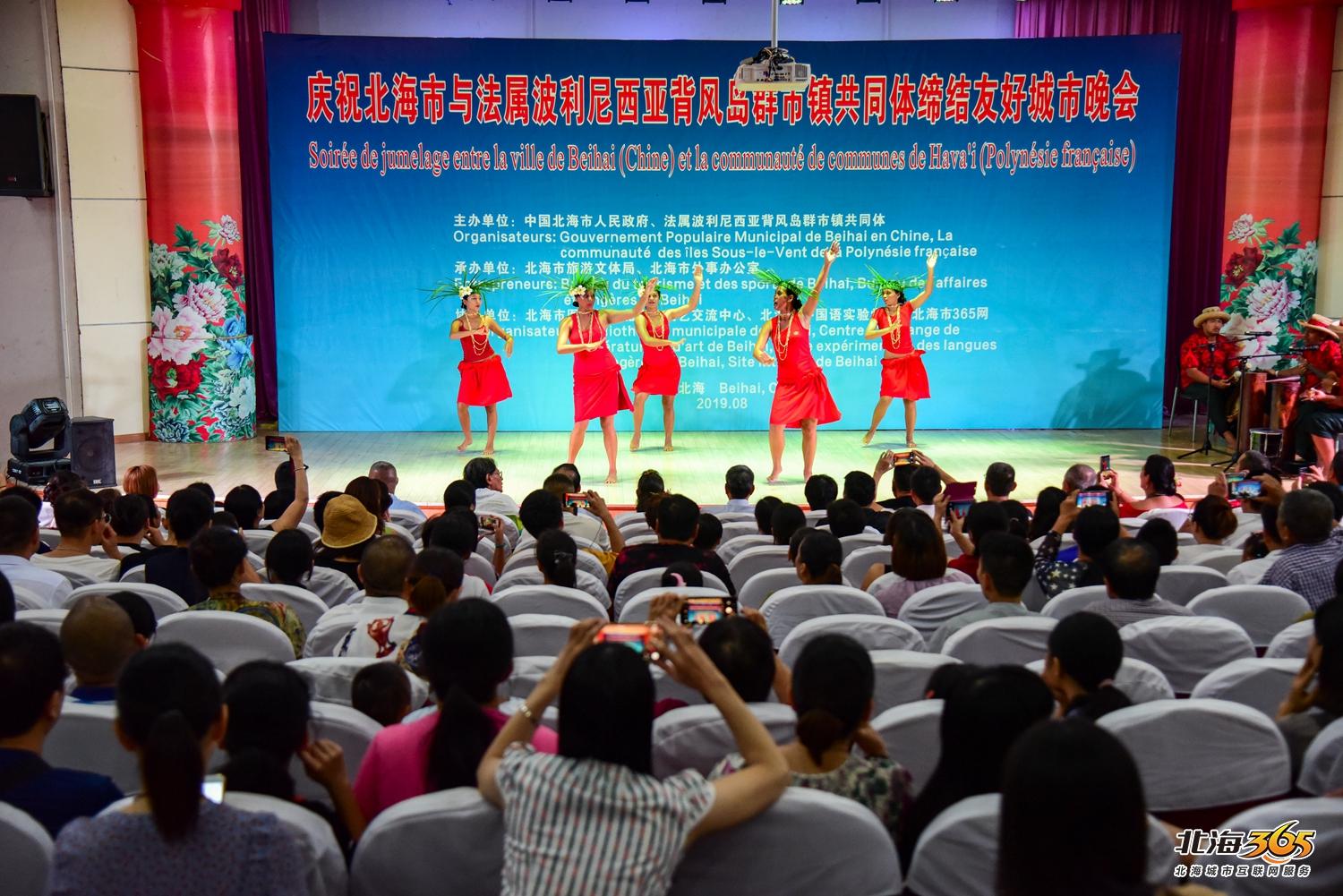 我在北海图书馆拍了一场特别的晚会，观众情不自禁跟着节奏动起来