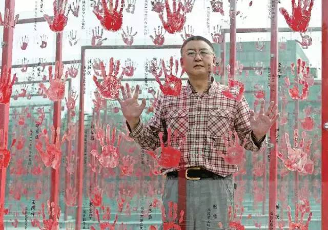 嫌工资低辞职光脚坐在火车站,成都市副市长辞职