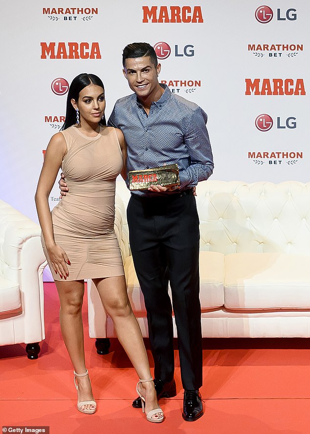 c罗携女友乔治娜出席活动穿衣秀,c罗穿红色西装乔治娜穿蓝色裙子