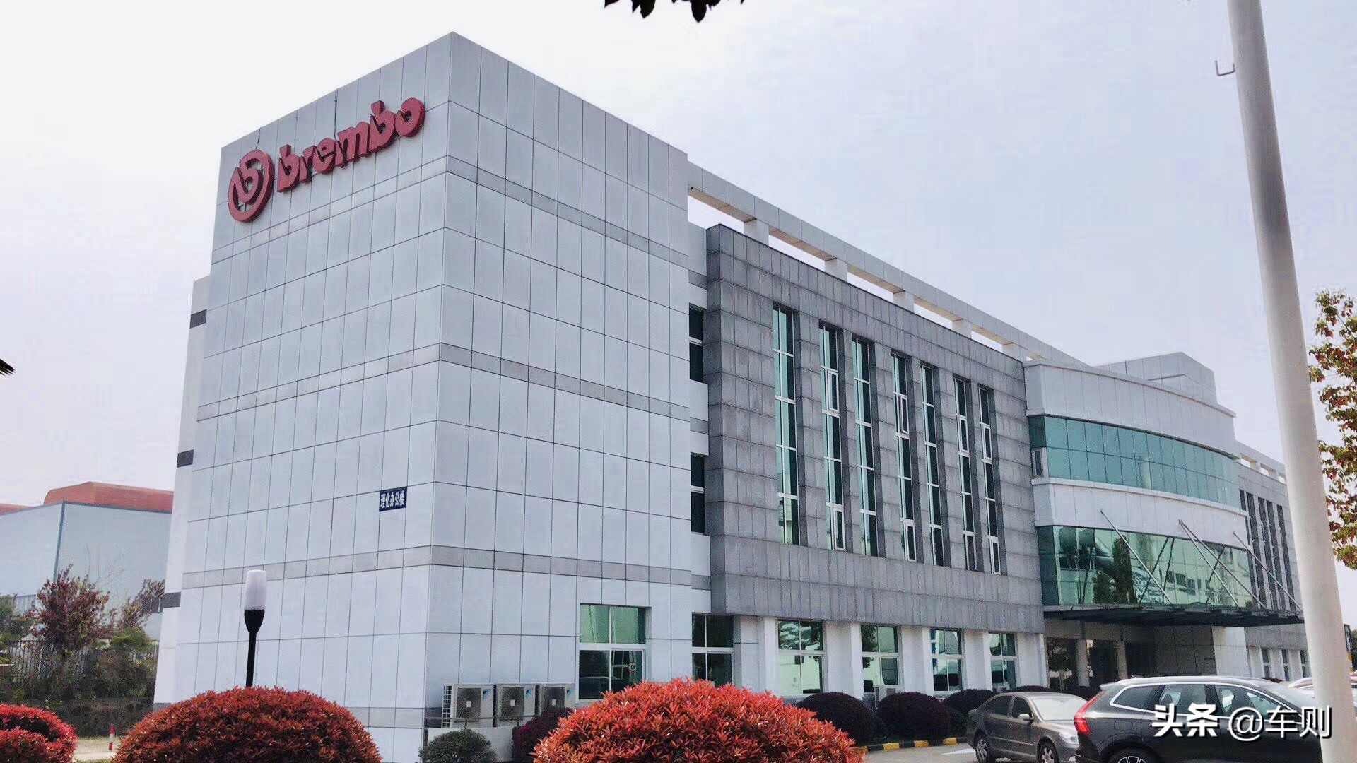 新款特斯拉modely布雷博brembo,布雷博brembo和brembo有什么区别