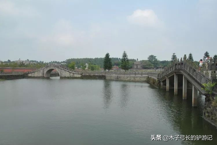 这个奇特的地方，将石狗视为图腾，却爱吃狗肉