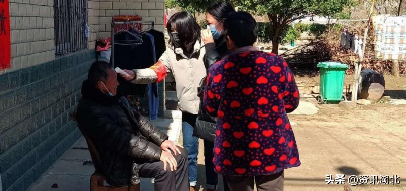 战疫镜头|为了乡村平安麻城大学生姐妹坚持天天走村入户测体温