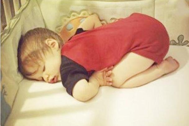 抱着就睡放下就醒怎么办,宝宝落地醒非要抱着睡怎么办