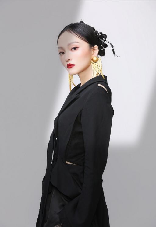 张韶涵白色露脐装搭配黑色长裙,张韶涵最新机场秀穿了黑白配