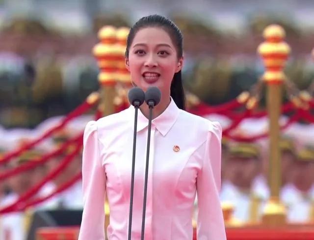 领诵员冯琳朗诵视频,领诵员冯琳再次出圈