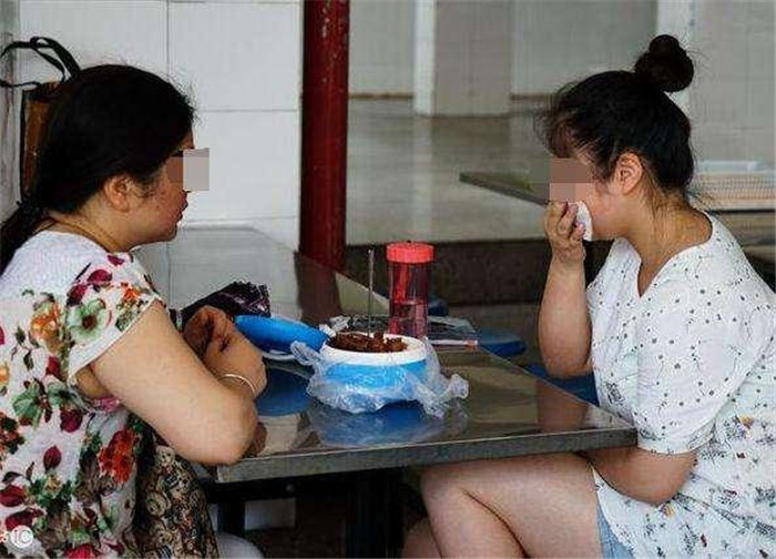 奶奶喂2岁宝宝吃汤圆，宝宝连吃5个，顿时“嘴唇发紫”没了呼吸