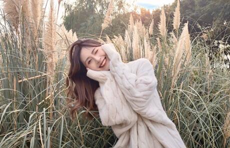 女生拍照要怎么样摆pose好看,女生必学的10个拍照姿势