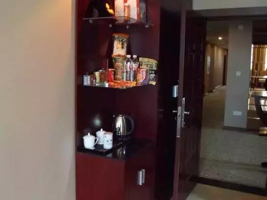 酒店房间小可以退房吗,酒店迷你吧里面的东西可以带走吗