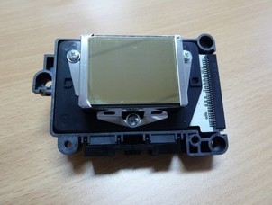 uv卷材喷绘机用什么喷头好,滨湖uv平板喷绘机喷头调换