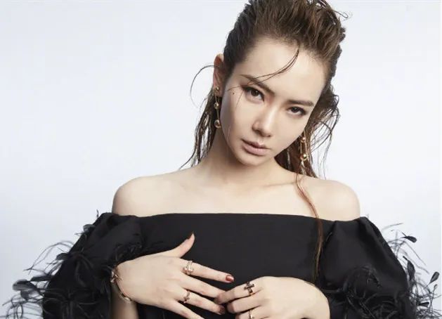 戚薇最近发型适合什么脸型,戚薇双丸子头发型