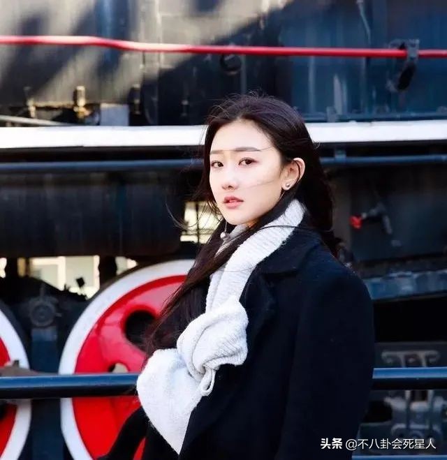 95后小花遭群嘲,95后小花琼瑶式落泪