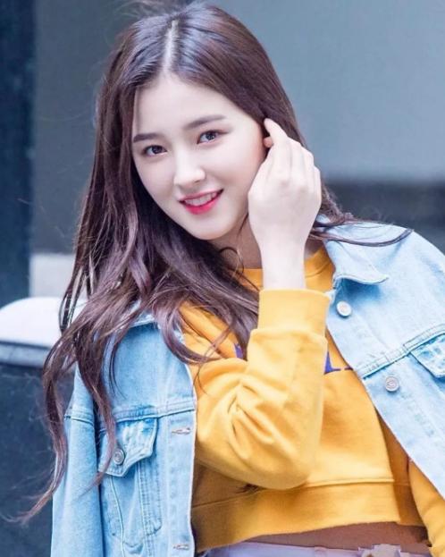 韩女团成员私密照遭泄露,21岁韩国女团偶像后台换衣被偷拍