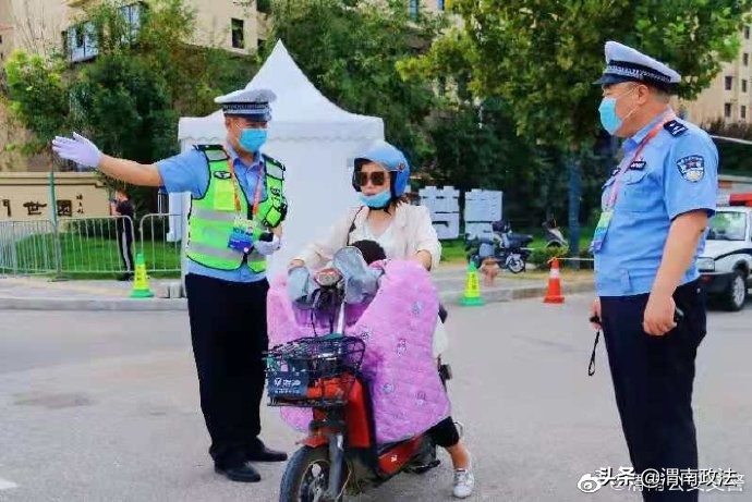 护航十四运交警救助事故伤者,护航十四运公安