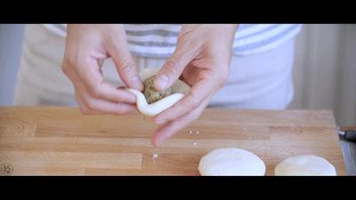 在家也可以做出酥脆的绿豆饼了,在家自制酥皮冰绿豆饼不用烤箱