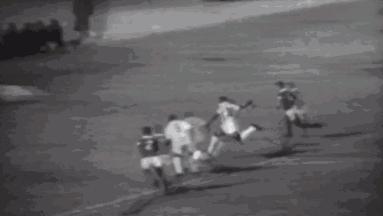 王的两面人生:球技成圣,大嘴无脑的贝利