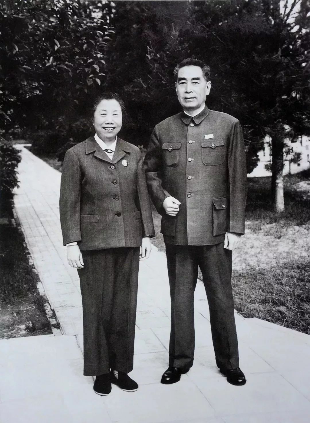 从为中华之崛起而读书到海棠花开，周总理两袖清风殚精竭虑的一生