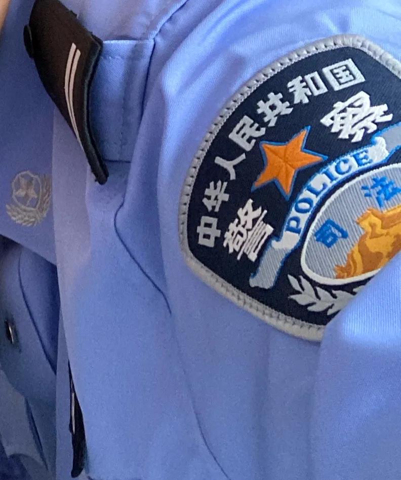 70年代穿白色警服的警察一身正气,监狱警察警服变迁史