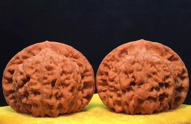 挑选核桃四要素：品相，皮质，配对，尺寸。