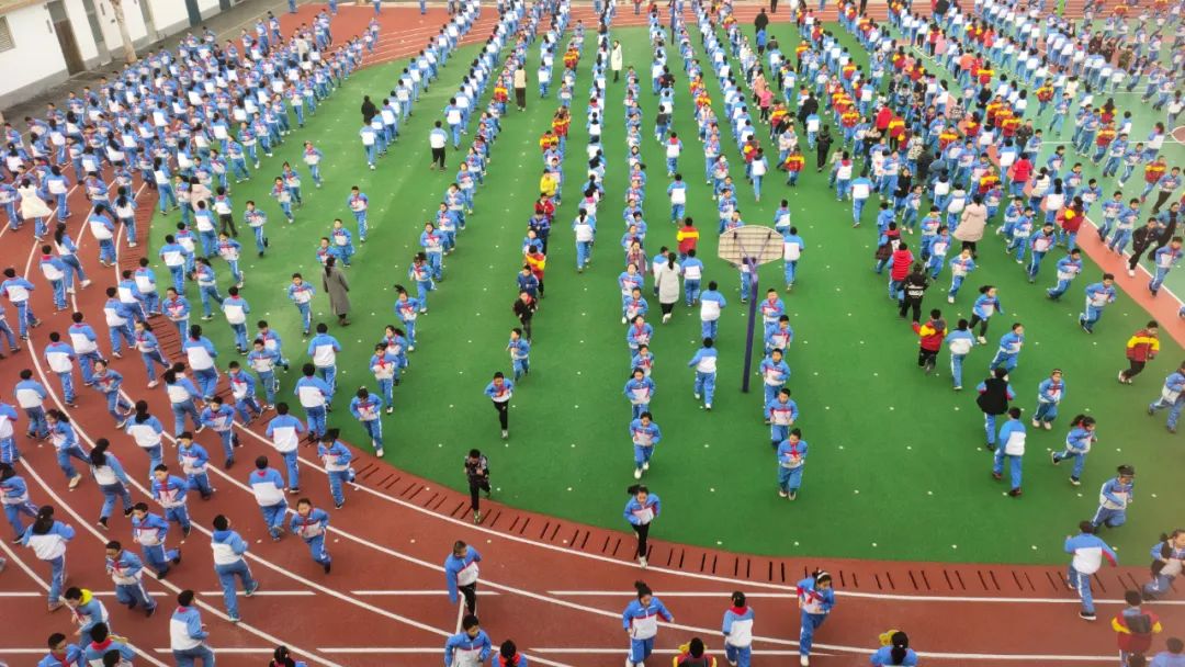 健雅少年“跑步乐”—东平县第二实验小学举行“快乐跑步”真有趣