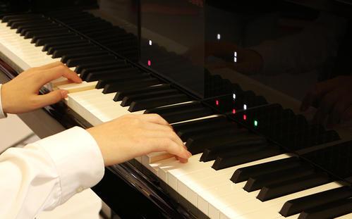 弹钢琴正确的手型和指法,弹钢琴在什么情况下运用缩指法