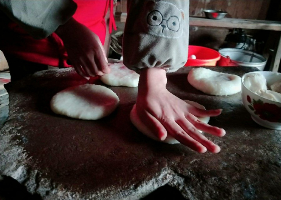 糍粑的多种吃法,纯糯米糍粑油炸吃法的全过程