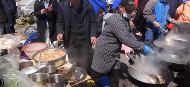 青岛泊里大集海鲜烩饼加工费,青岛海鲜早市海鲜烩饼