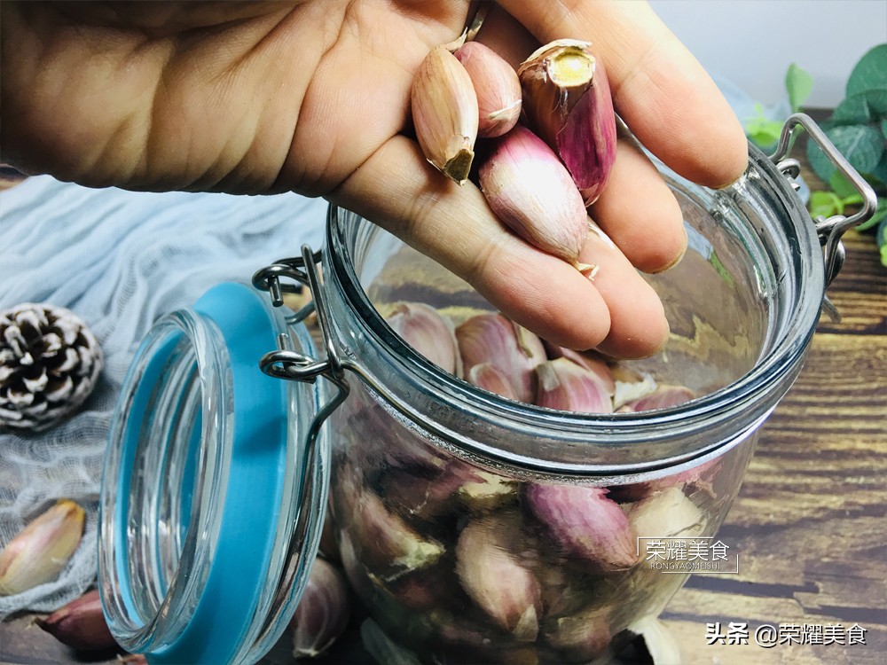 库存大蒜怎样发芽,大蒜刚出土价格不好怎样储存