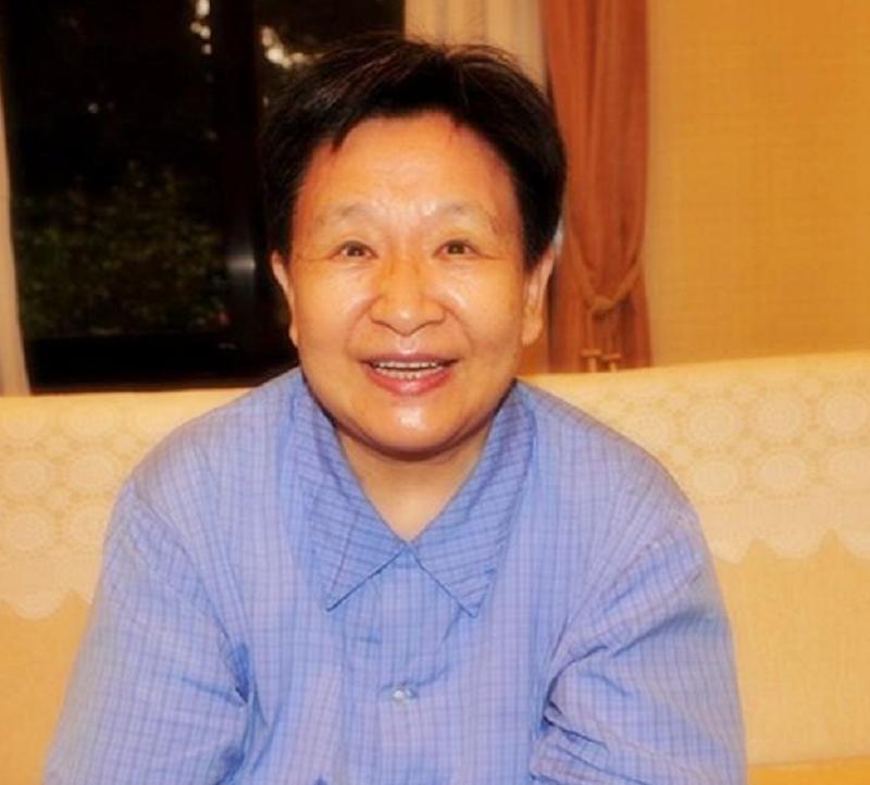 李讷上学时,毛主席给她生活费26元,同学向她借钱,她如何处理?