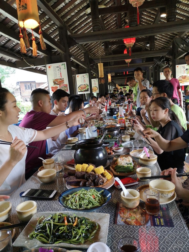 游山玩水老有所乐,和朋友一起游山玩水