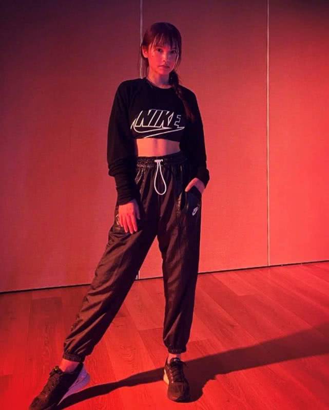 36岁杨丞琳童颜依旧！一身牛仔连体裤配泡面大波浪，减龄感十足