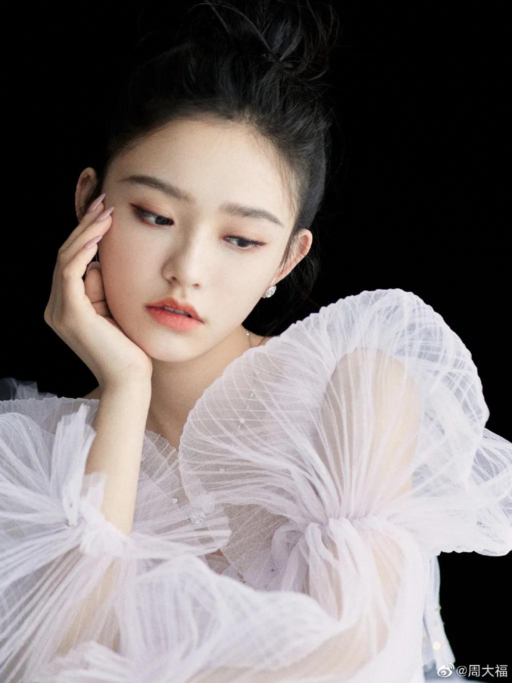 林允张新成初次相见,周大福星耀大使林允