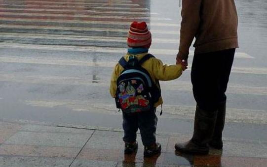 男童不慎把502胶水抹嘴巴胳膊上,孙子误食502胶水