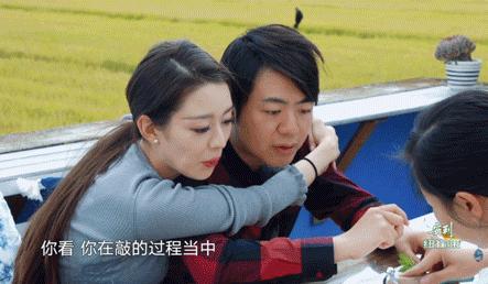 吉娜不愧是性感*物尤**！穿抹胸裙秀曲线，网友：男人们的梦想伴侣