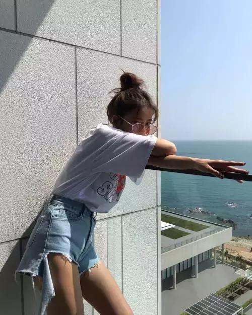 别再卷衣角了！今夏“剪一刀”洋气炸