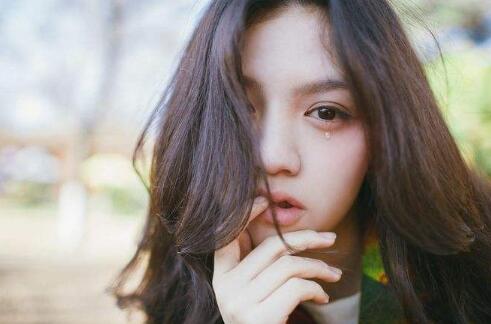 泪点特别低的女孩子怎么相处,泪点低和笑点低的女生是什么性格