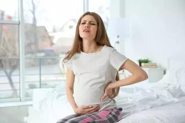 孕期轻微腹痛是怎么回事,孕期腹痛和胎动怎么区分
