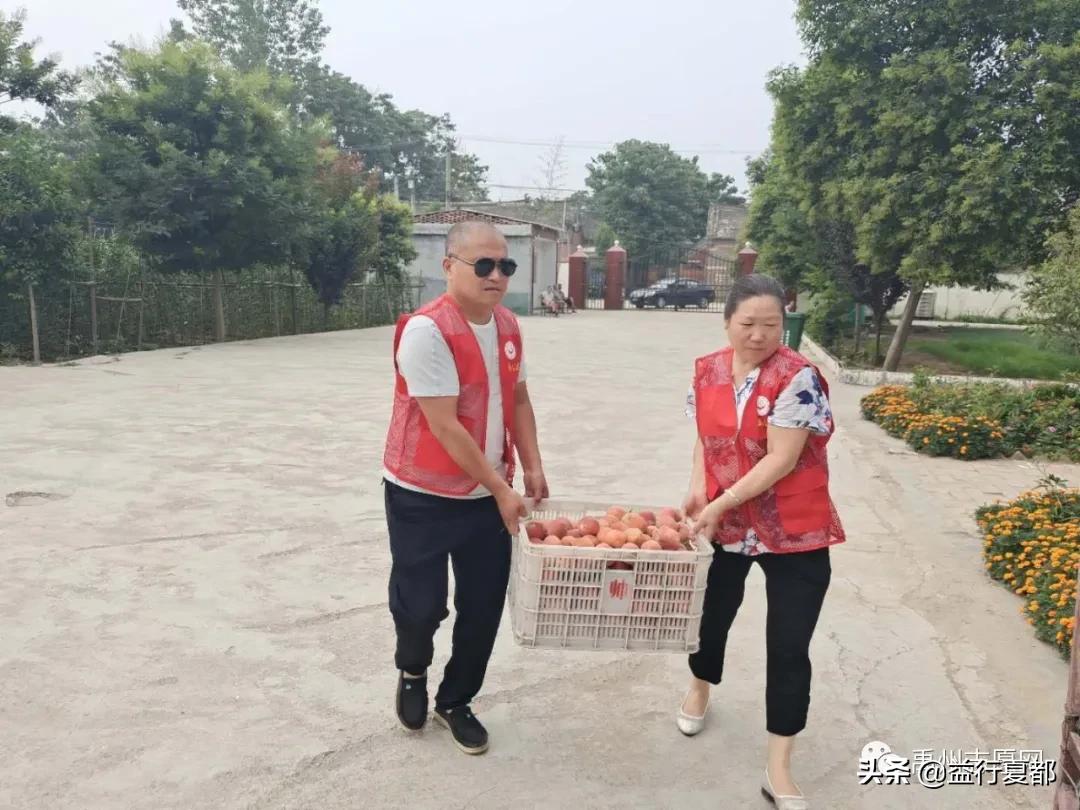 鲜桃送老人大禹公益联盟联合果乐坊看望禹州三个敬老院老人