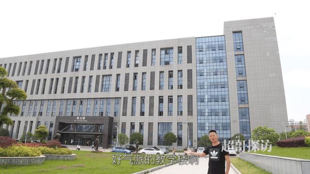 你看这个湖北工业大学，它又大又.......
