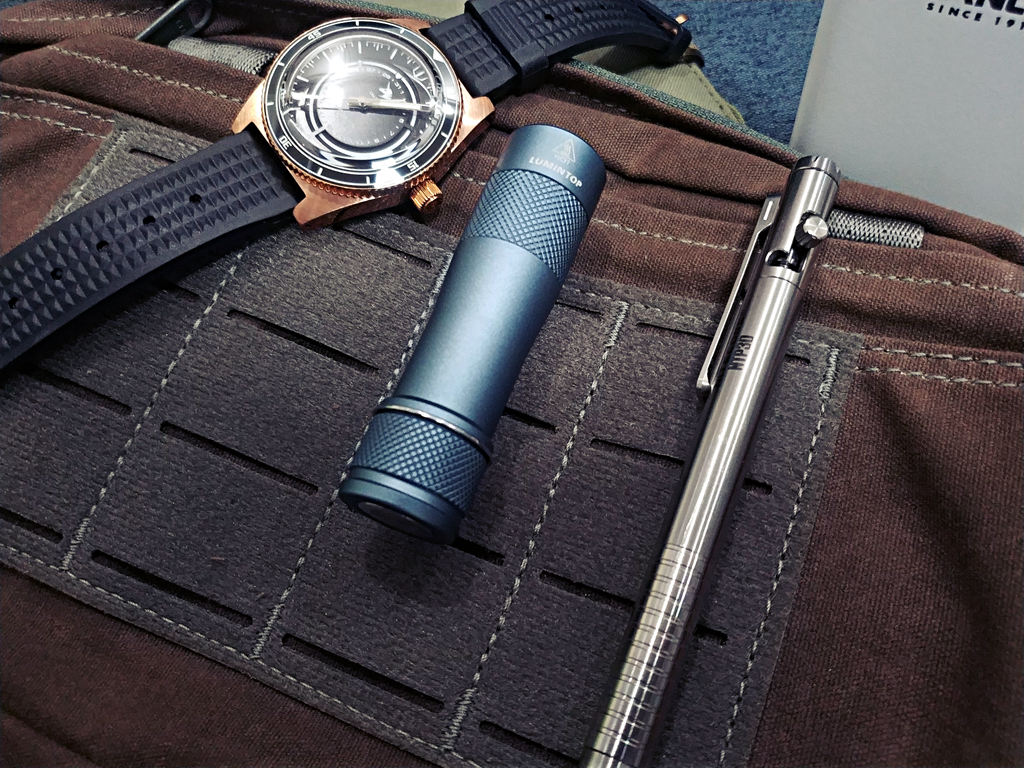 雷明兔fw4x手电,雷明兔fw4a手电筒评测